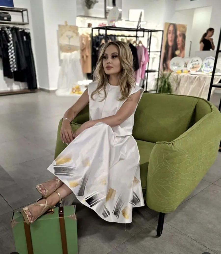 Rochie albă cu print pictat manual, în boutique
