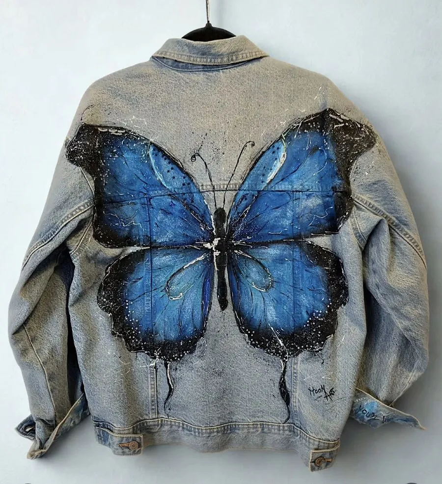 Geacă din denim pictată manual, cu un fluture albastru