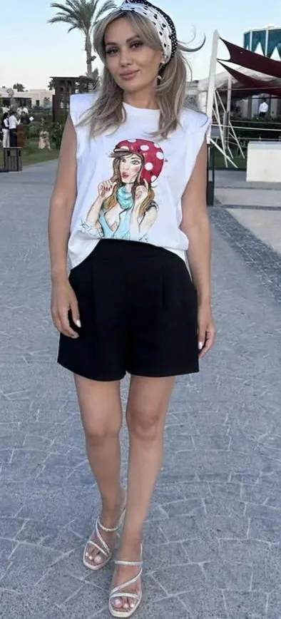 Tricou alb cu ilustrație pictată manual